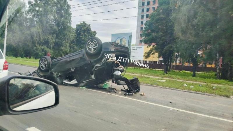 На Московском шоссе в Рязани перевернулся автомобиль